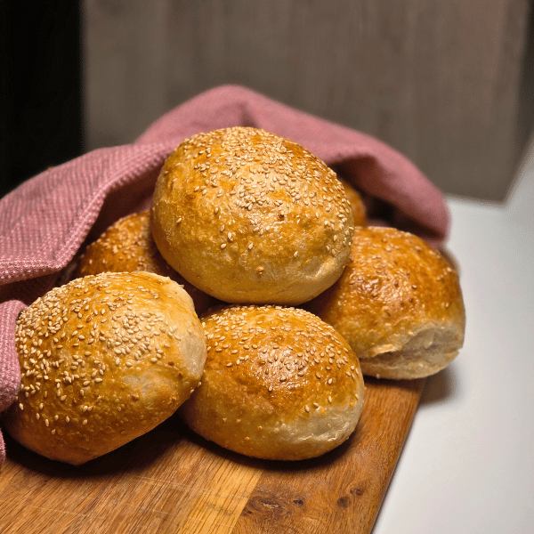 Hjemmelagde hamburgerbrød med surdeig toppet med sesamfrø
