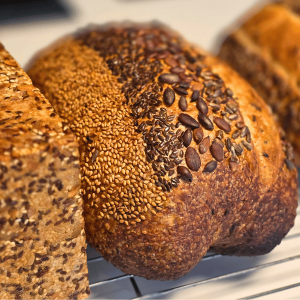 Surdeigsbrød med frø